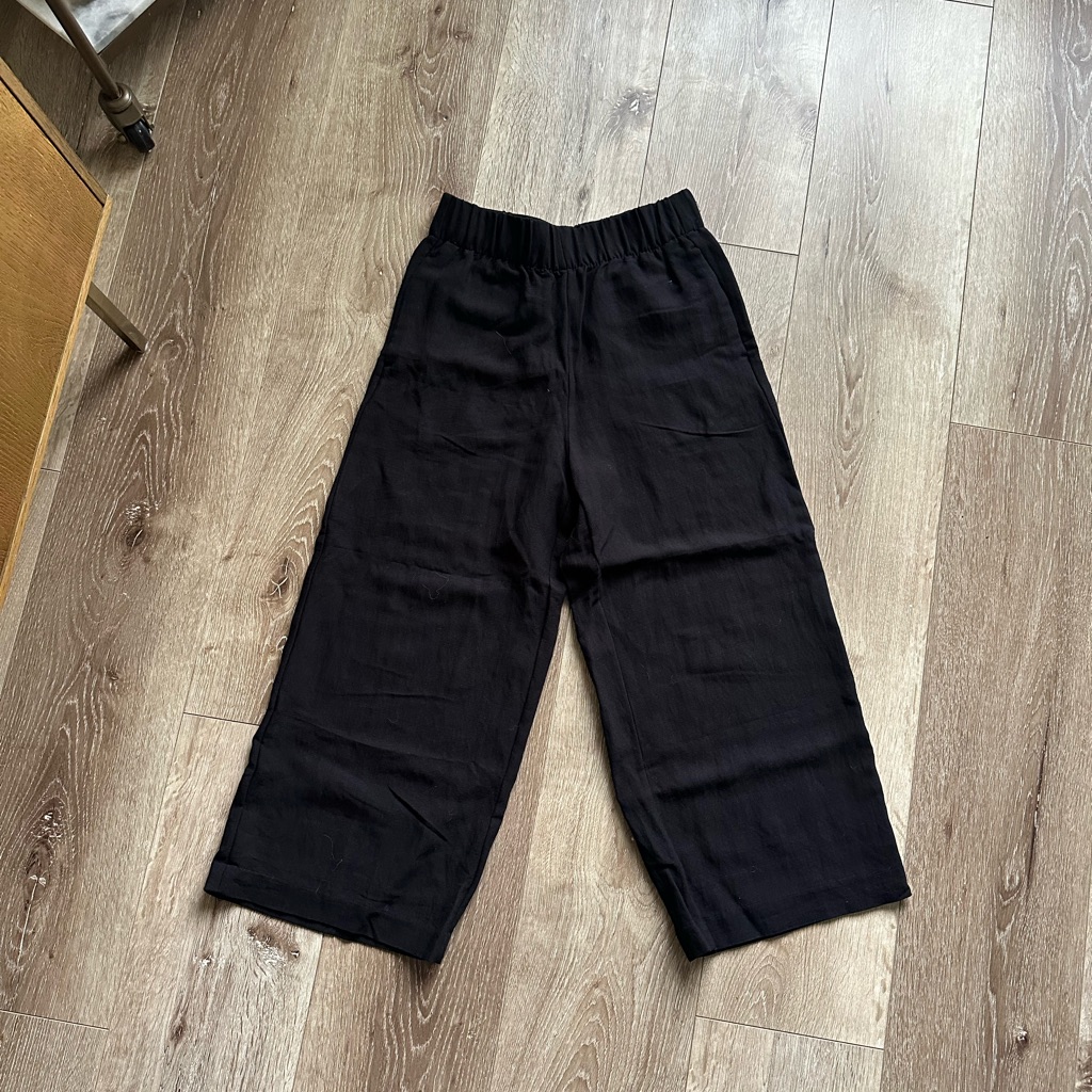 H&M Black Ankle Cropped Pants Relaxed Fit